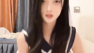 【69堂午夜视频】黑料吃瓜-校花级女神极品身材高颜值网黄小蝴蝶会飞吃着卫龙辣条展示精彩人生新年首秀视频流出