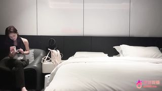 【69堂午夜视频】刚下班出来兼职的护士妹子，双腿纤细修长，抱起来一顿爆操，冲刺的时候能明显感觉到小穴抽搐伸缩