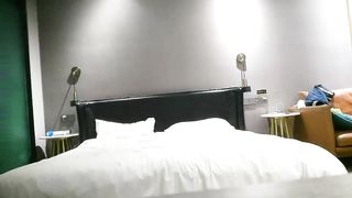 【69堂午夜视频】土豪纹身哥酒店约炮出来兼职的美女空姐换上情趣黑丝吃鲍鱼啪啪