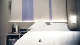 【69堂午夜视频】白嫩美女温柔可爱性格佳柔韧身板沙发展示一字马