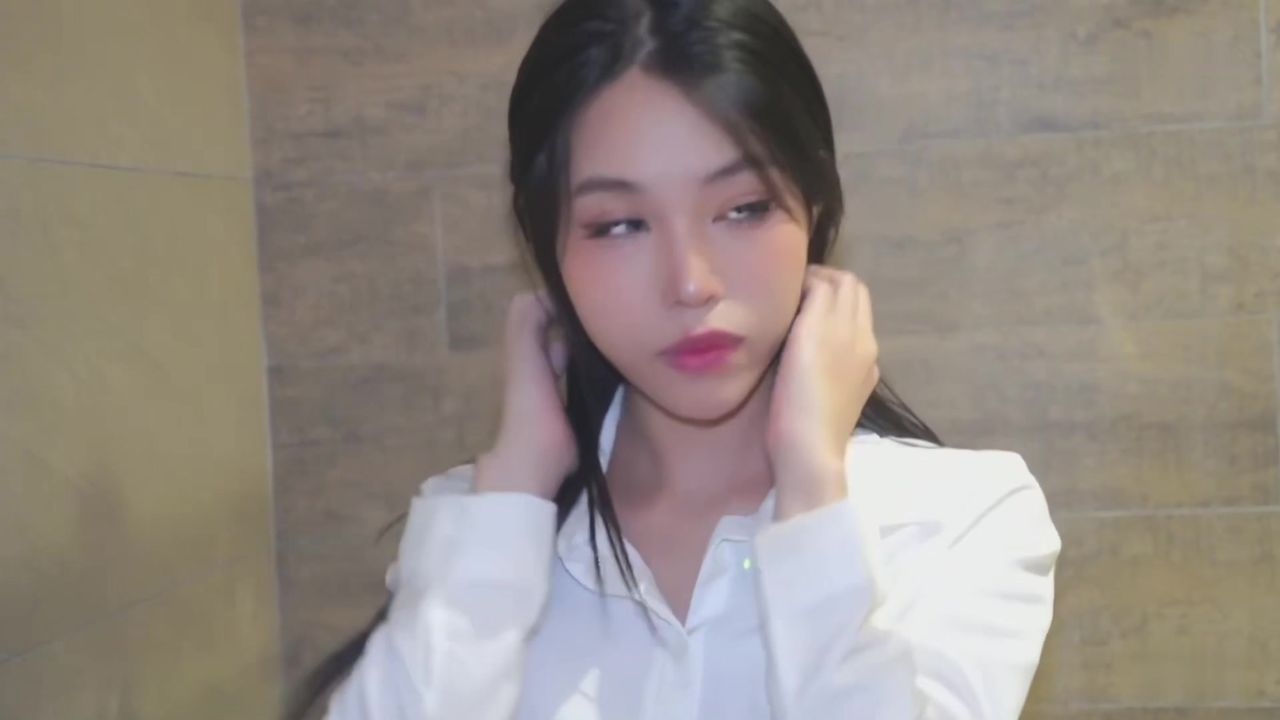 【69堂午夜视频】骚穴发痒卫生间自慰满被小表弟发现后在厨房撅着屁屁被无套猛怼内射粉穴