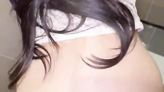 【69堂午夜视频】姐弟乱伦会喷水的亲姐姐网吧里跳蛋调教姐姐直接在厕所打炮,水汪汪骚穴玩喷尿又湿又滑后入内射