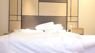 【69堂午夜视频】黑帽外围女沙发上面调情骚货上位骑乘疯狂榨精叫声特别淫荡