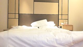 【69堂午夜视频】黑帽外围女沙发上面调情骚货上位骑乘疯狂榨精叫声特别淫荡