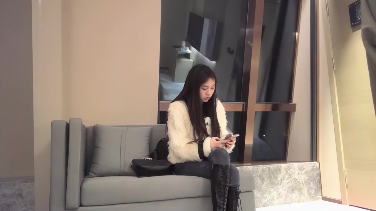 【69堂午夜视频】性感小女优的第一次当外围