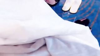 【69堂午夜视频】哄骗妹妹闺蜜出来逛街买衣服，商场里大庭广众下就抠逼