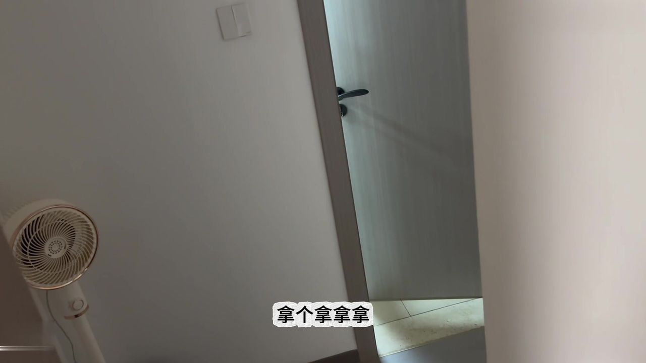 【69堂午夜视频】女儿闺蜜被我用裸照威胁再次狂插她骚逼，我扶着她的腰往后一拉，鸡巴直接插进了她淫水泛滥的小逼