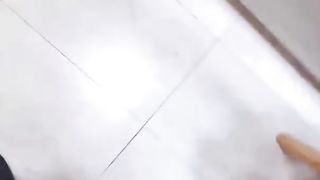 【69堂午夜视频】我直接过去脱下她的白丝内裤强行插入，谁料中途老爸打来电话，差点把我吓软了！