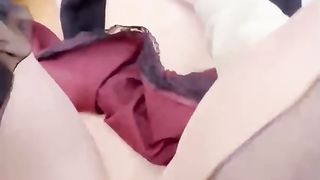 【69堂午夜视频】我直接过去脱下她的白丝内裤强行插入，谁料中途老爸打来电话，差点把我吓软了！