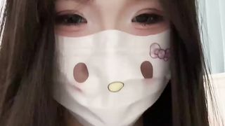 【69堂午夜视频】手握着哥哥的鸡巴不让他走，继续舔舐着哥哥的蛋蛋，哥哥估计被我的嘴巴留住了