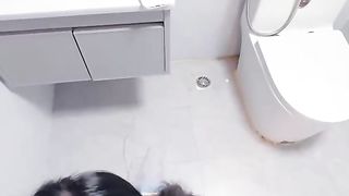 【69堂午夜视频】给大舅家女儿送衣服，撞见表妹洗澡，强闯进卫生间狂操一番之后换上新买的洛丽塔短裙按在桌子上直接内射