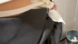 【69堂午夜视频】网吧里调教30岁亲姐姐自慰，电击阴蒂姐姐没忍住在网吧里直接叫了起来，再拉到女厕所玩尿内射！