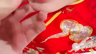 【69堂午夜视频】让姐姐穿上独特中式服装，上演霸王“淫’姬实现双洞序插，喷水式给大家拜年，水都喷我脸上来了，自己的亲姐知根知底内射起来也放心