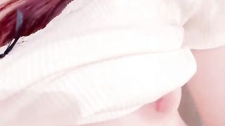 【69堂午夜视频】躺在妹妹的大腿上抬头看着她的若隐若现的奶子，手不自觉伸进妹妹的胸里，妹妹半推半就又被我内射了！！！