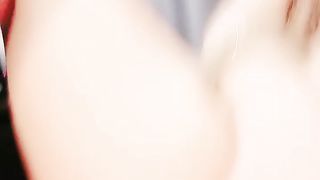 【69堂午夜视频】卷发网红脸妹子，配上粉色蝴蝶逼美甲手指不停的在阴蒂上摩擦，还尝尝自己淫水