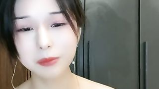 【69堂午夜视频】气质御姐范妹子，白色丝袜搔首弄姿热舞大秀身材黑丝袜按摩推油安慕希酸奶湿身