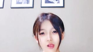 【69堂午夜视频】难得一见的美女宝贝深夜撩骚互动狼友，全程露脸乖巧可爱听狼友指挥脱光光玩弄骚逼洗澡诱惑跳蛋自慰呻吟可射