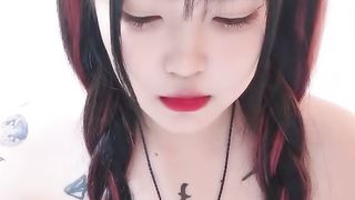 【69堂午夜视频】腿上蛇纹身婴儿肥肉嘟嘟02年萌妹，童颜大奶两根麻花辫，刚下海不久全裸扭动，吊带黑丝翘起大肥臀