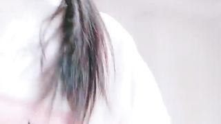 【69堂午夜视频】03年小姑凉，细皮嫩肉，毛毛都没长几根，把骚逼摆在镜头前淫乱发骚，勾引网友！