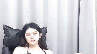 【69堂午夜视频】丝袜露脸无毛逼穿着情趣装诱惑狼友的小少妇，淫声荡语互动撩骚揉奶玩逼道具自慰呻吟，精彩刺激不要错过真嗨