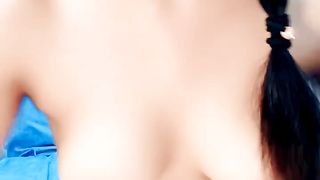 双马尾风骚小妹全程露脸大秀直播，奶子发育的很不错，淫声荡语互动撩骚掰开骚逼给狼友看特写，撅着屁股求草