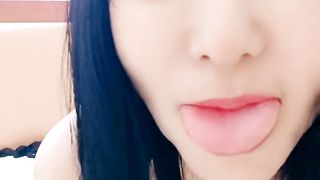 【69堂午夜视频】吸精骚人妻全程露脸伺候纹身大哥激情啪啪，深喉口交大鸡巴，丝袜高跟激情上位后入爆草奶子乱飞，胡萝卜插逼