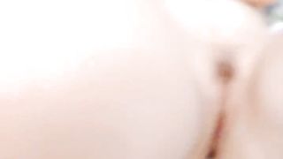 喂不饱的小妖精全程露脸跟大哥玩3P，让两哥轮流爆草干尿了，深喉口交大鸡巴多体位爆草蹂躏，骚穴特写好刺激