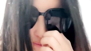 【69堂午夜视频】墨镜新人妹妹激情大秀，身材不错奶子诱人，逼里塞着跳蛋自慰呻吟，淫声荡语互动撩骚，撅着屁股求草刺激