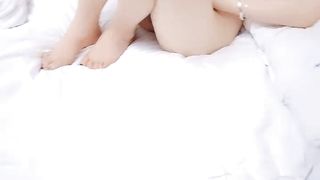 【69堂午夜视频】心悦姑娘跟好姐妹一起玩4P伺候蒙面大哥，全程露脸口交大鸡巴揉奶抠逼道具抽插，淫声荡语让大哥各种体位爆草