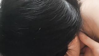 我的母狗妹妹乖巧听话让小哥在镜头前玩弄调教，深喉口交大鸡巴无套插入骚逼，各种体位爆草，口爆吞精真刺激