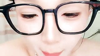 才艺美女小涵宝宝，精灵可爱全程露脸精彩直播，裸跳艳舞激情展示，揉奶玩逼看特写，性感乳夹小喇叭不要错过