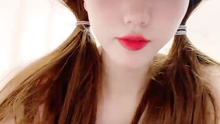 【69堂午夜视频】女神 ！女神 ！鸭舌帽美少女，双马尾死库水，坚挺美乳粉嫩，脱光多毛粉穴特写，揉搓手指扣弄