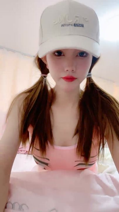 【69堂午夜视频】女神 ！女神 ！鸭舌帽美少女，双马尾死库水，坚挺美乳粉嫩，脱光多毛粉穴特写，揉搓手指扣弄