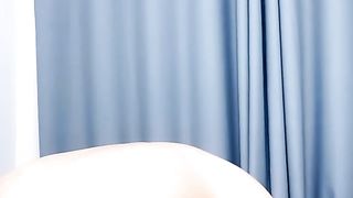 辣妹水咸新来的极品妞，高颜值好身材连体情趣网袜，全程露脸跟狼友互动撩骚听指挥，奶子比心特写大黄瓜插逼