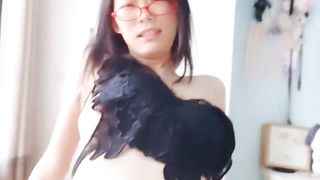 【69堂午夜视频】细腿厚黑圆臀眼镜妹，给大哥足交，对着镜子自慰，无套上位媚态十足