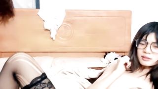 【69堂午夜视频】黑丝露脸无毛逼眼镜小妹跟小哥激情啪啪大秀直播，深喉草嘴让小哥吃奶抠逼，多体位爆草蹂躏爆了菊花精彩刺激