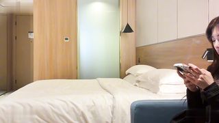 【69堂午夜视频】干着干着没水了用口水润滑，叫人诱人骚浪的表情很勾引人