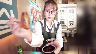 【69堂午夜视频】淫荡樱花妹吃完零食想要一些大鸡巴换换口味