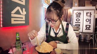 【69堂午夜视频】淫荡樱花妹吃完零食想要一些大鸡巴换换口味