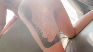 【69堂午夜视频】人气推主SomSom深入交流老公在旁边看好刺激