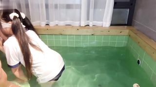 【69堂午夜视频】白丝萝莉浴室猛操双马尾少女无套抽插内射中出