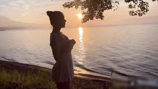 【69堂午夜视频】白裙丸子头嫩妹船上直接掰逼开操内射