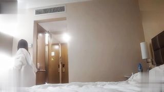 【69堂午夜视频】今天花3000约了个18岁的日本妹比较小只下面很紧有说有笑的服务非常好最后被我站着打桩