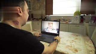 【69堂午夜视频】继子在女友面前与堕落的继母发生了性交