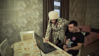 【69堂午夜视频】继子在女友面前与堕落的继母发生了性交