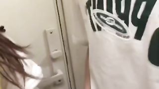 【69堂午夜视频】列车上与骚货厕所云雨