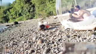 【69堂免费视频】网红露出甜美可爱少女海边性事在透明帐篷里调情并内射中出骚女友
